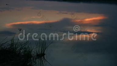 夜河落日湖倒影水中的云霞美丽的红色景观视频大自然